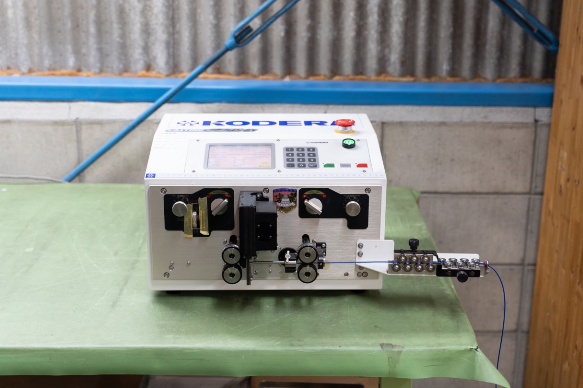 全自動電線切断皮剥機 キャスティング